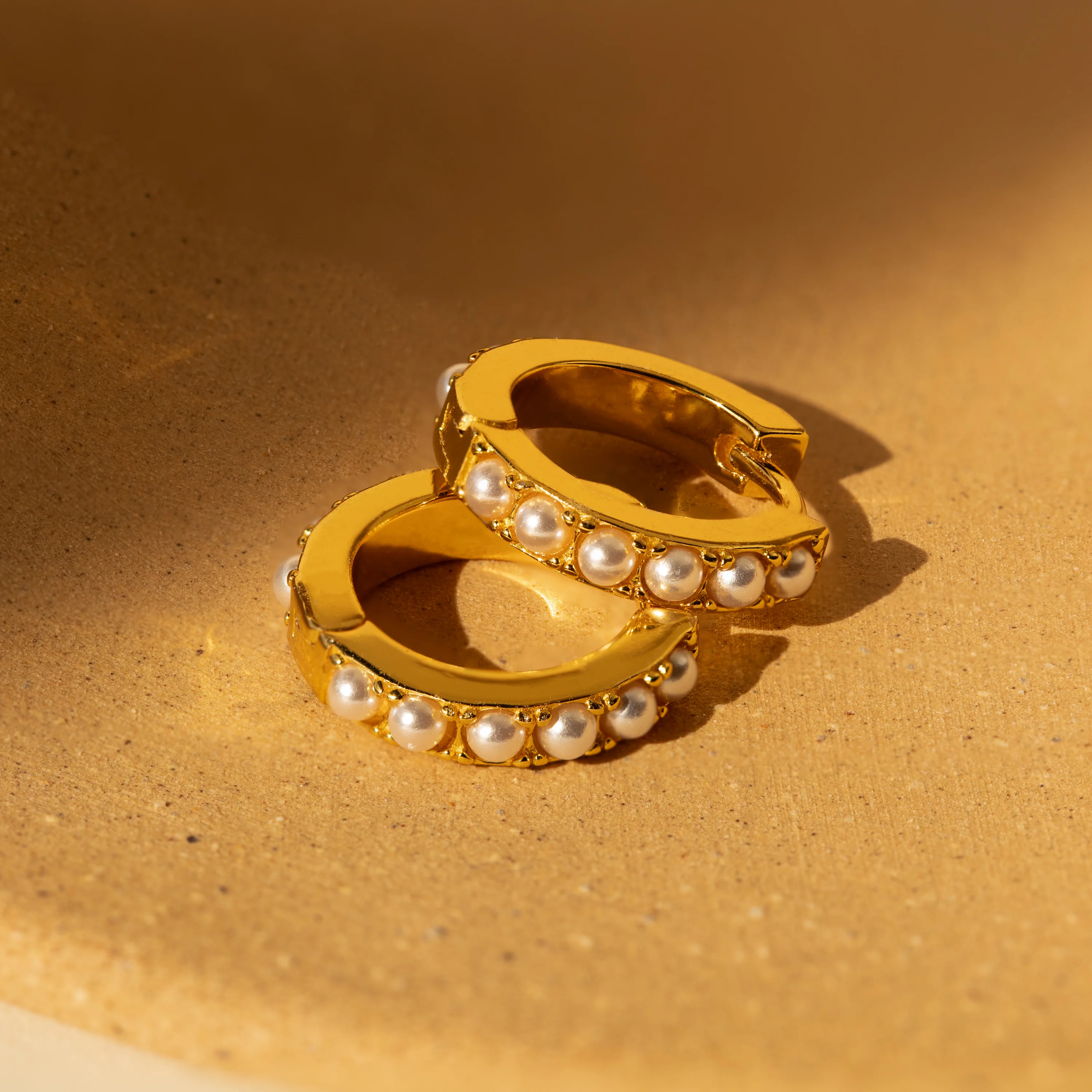Perle Huggies in 18K Gold - Image 3