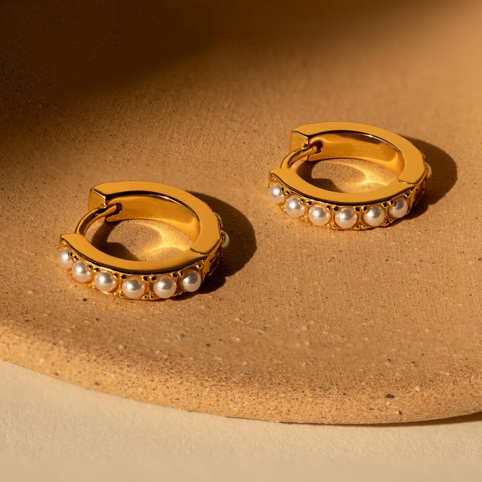 Perle Huggies in 18K Gold - Image 5