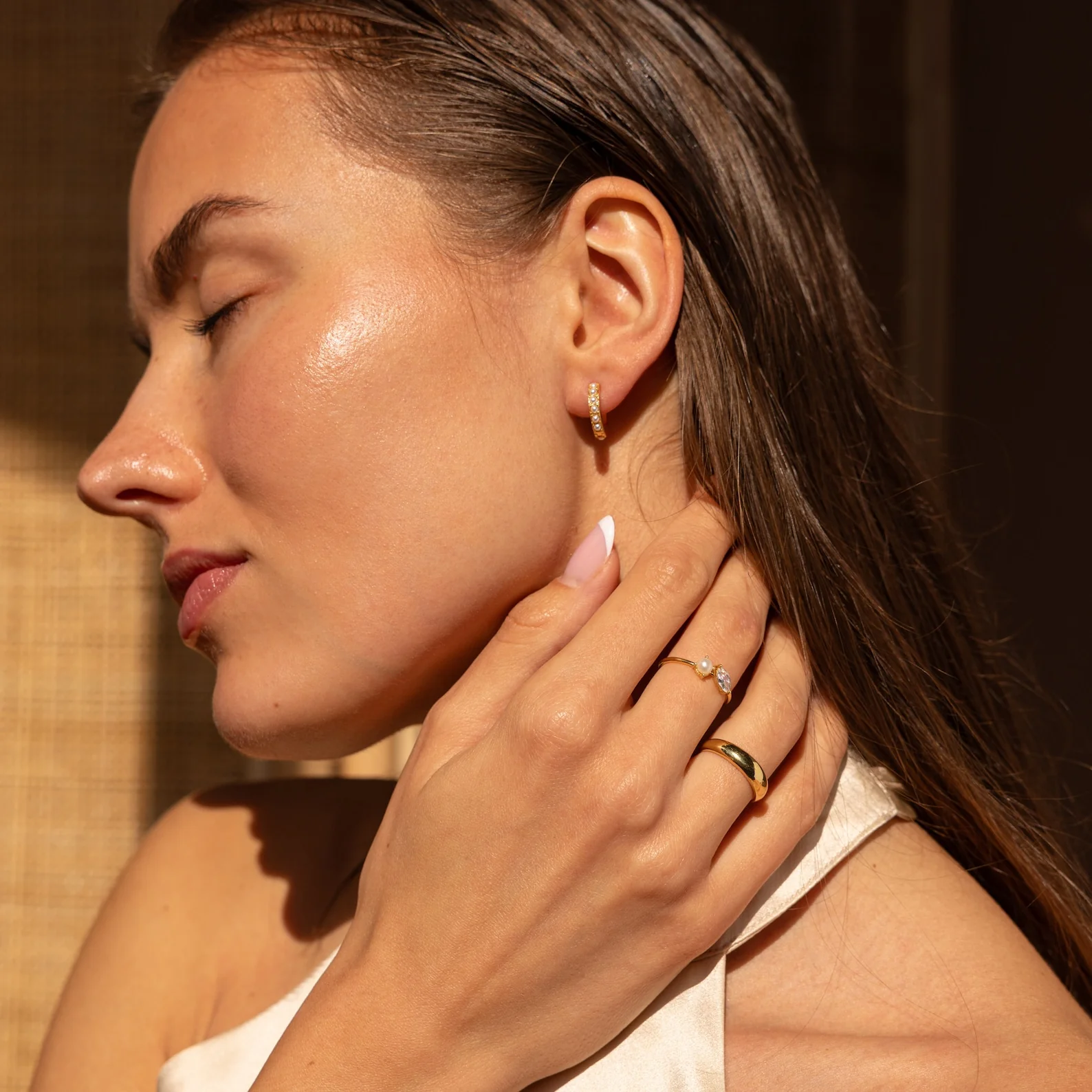 Perle Huggies in 18K Gold - Image 6