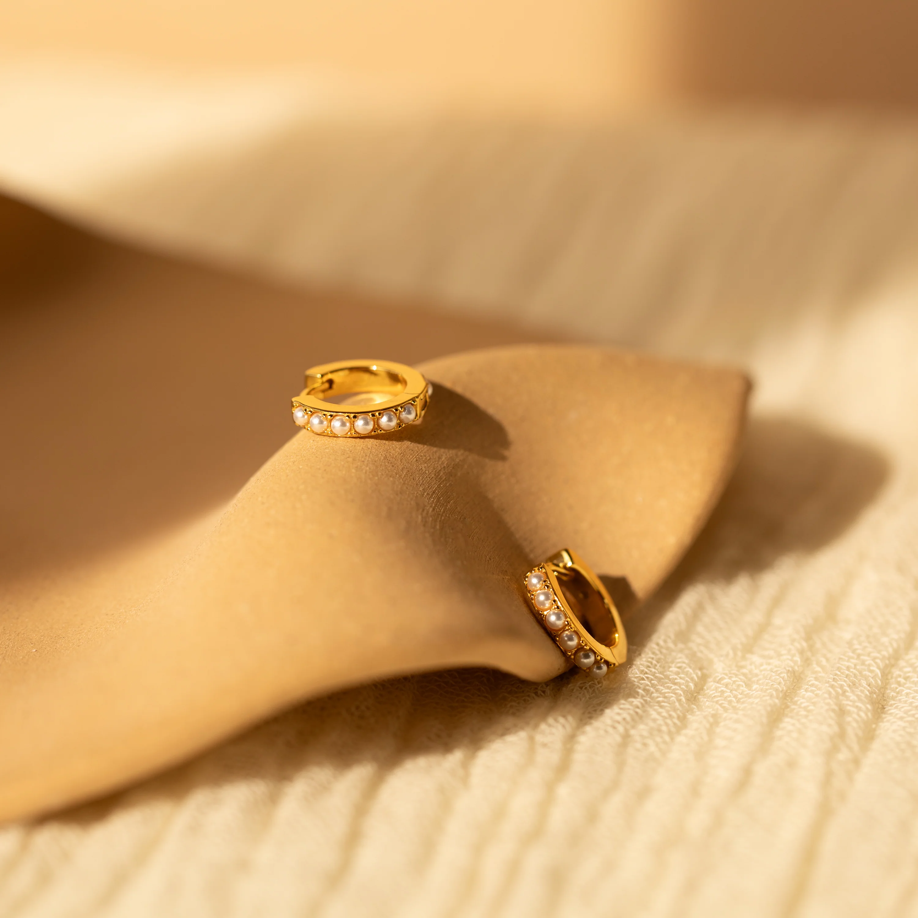 Perle Huggies in 18K Gold - Image 7